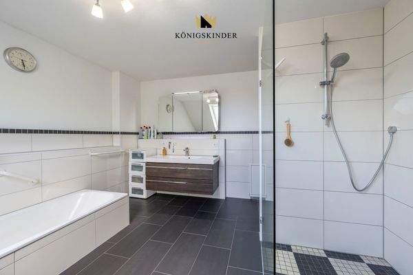 Ein Bad, das sowohl zum Entspannen als auch zum Genießen einlädt.