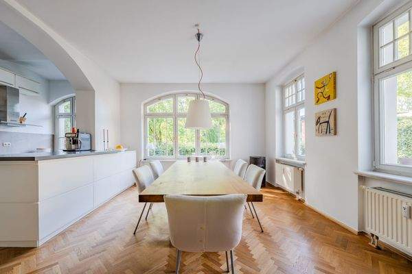 Großzügiger Essbereich mit offener Küche