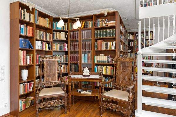 Bibliothek mit Leseecke im Wohn- / Esszimmer.