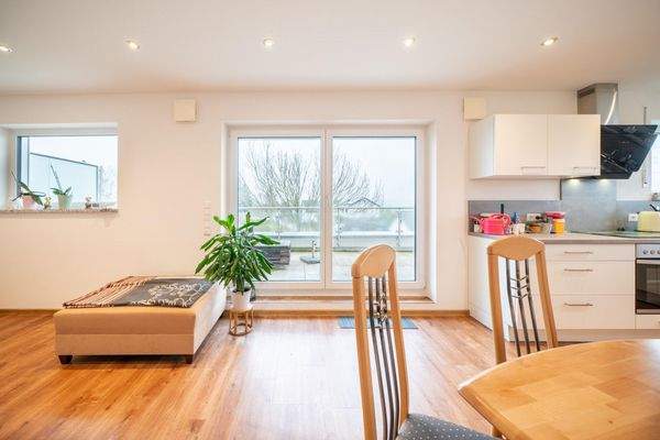 Wohn-/Essbereich mit Zugang zum Balkon 