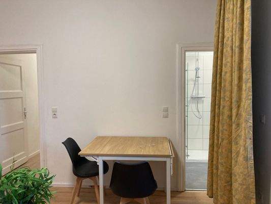 Studio mit Essbereich, Eingang links und Bad rechts