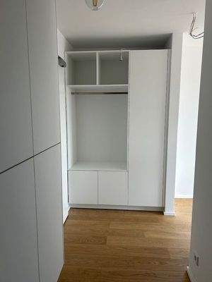 Wohnungsflur mit weiterem Einbauschrank.jpeg