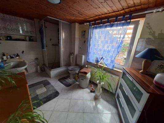 Badezimmer mit Dusche