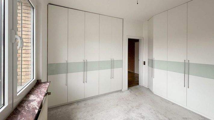 mit Einbauschränken