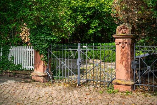 Außenbereich mit Eingangstor