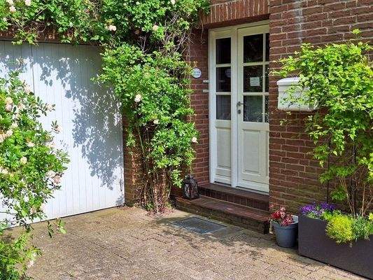 Eingang mit Nebengebäude