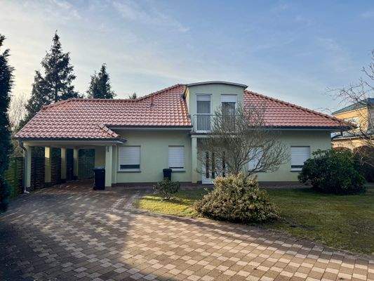 Wohnhaus mit Carport