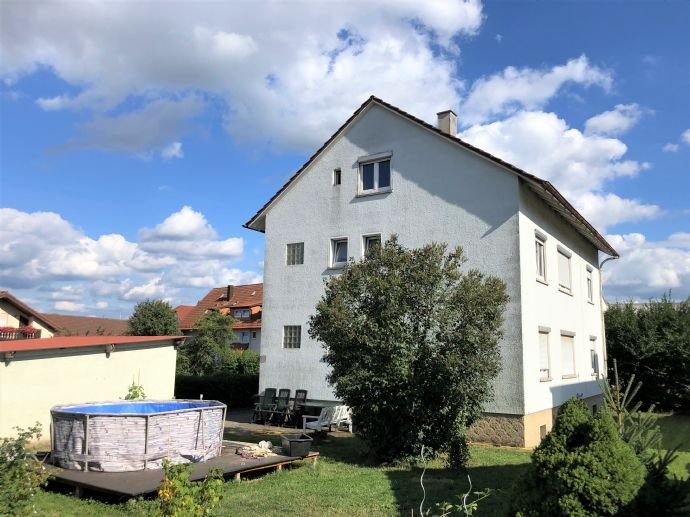 2-Familienhaus mit Potential & Sanierungsfahrplan - ausgebautes Dachgeschoss, 3 Garagen, Gewölbekeller, teilweise vermietet.