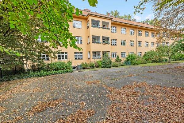 Ruhiger, gepflegter Hinterhof