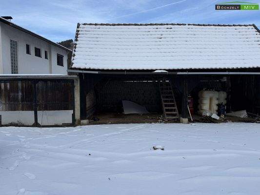 Garage mit angebautem Carport