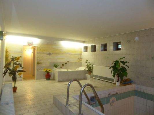 HH Schwimmbad mit großer Badewanne