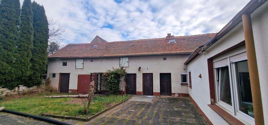 Hof mit Nebengebäude