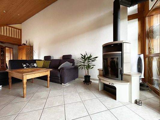 Wohnzimmer: Ein Ort zum Anlehnen – mit Blick aufs Kaminfeuer und viel Licht