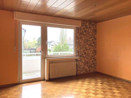 Esszimmer mit Zugang zum Balkon