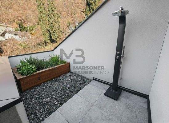 Foto mit Rendering Hochbeet und Außendusche als Veranschaulichung - foto con rendering aiuola con erbe aromatiche e doccia esterna per visualizzazione