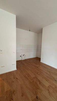 Leere Küche mit Holzboden