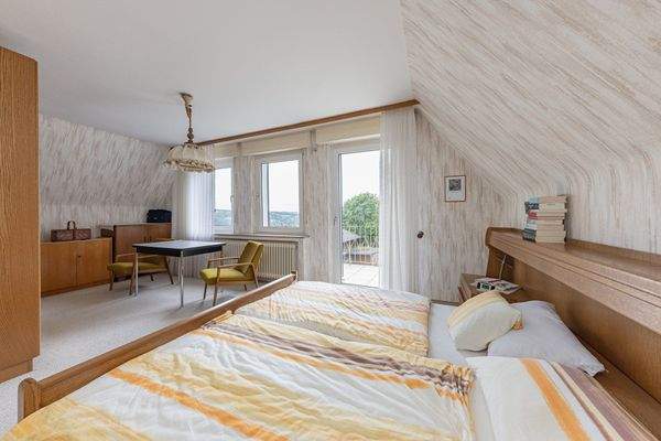 großzügiges Schlafzimmer mit Balkon