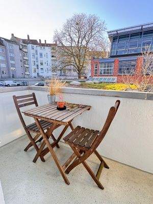 Schöner Balkon zum ruhigen Innenhof