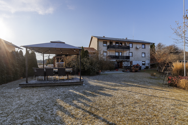 Gartenansicht mit Pavillon