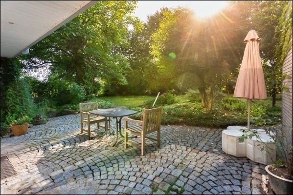 Blick von der großen Terrasse auf das parkähnliche Gartengrundstück