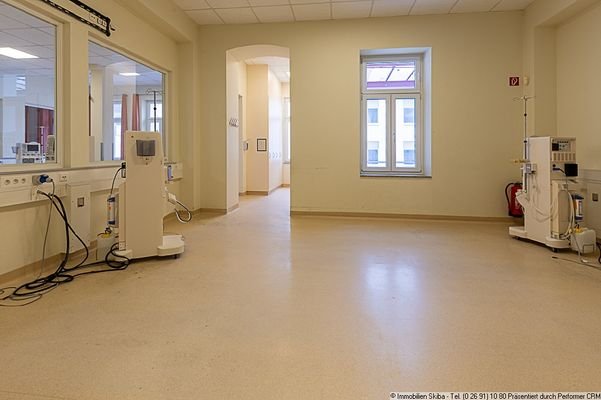 weiterer Raum mit Umkleidebereich