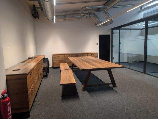 Vorraum mit Holztisch.jpg