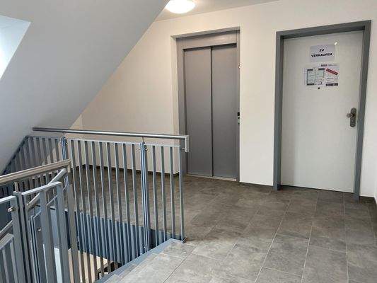 Treppenhaus Aufzug DG