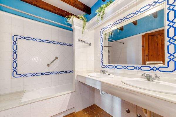 Eines von 9 Badezimmern