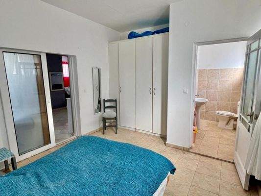Kreta, Makry Gialos: 4-Zimmer-Erdgeschosswohnung in Strandnähe zu verkaufen