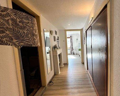 Flur zum Boden- und Schlafzimmer