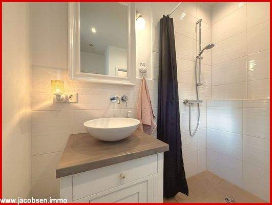 Gäste-WC mit Dusche im Erdgeschoss