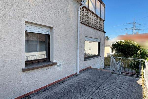 errasse vor dem Haus