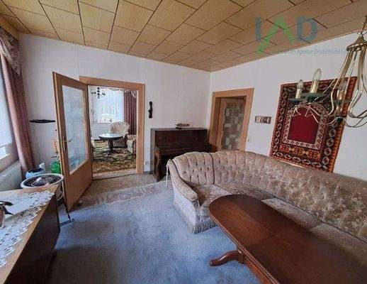 Wohnzimmer mit Zugang zum Arbe