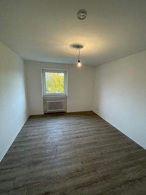 Leeres Zimmer mit Fenster