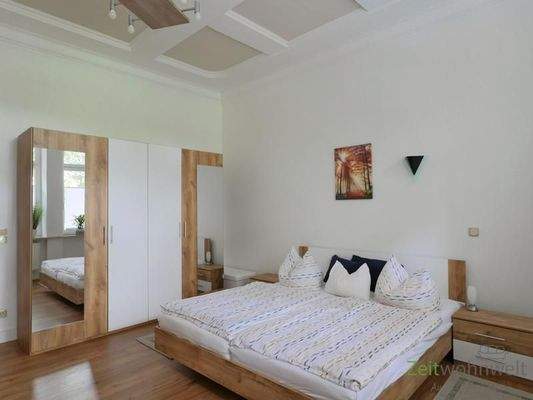 breites Bett, großer Kleiderschrank