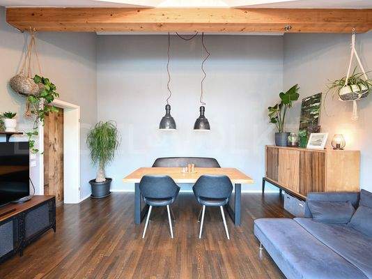 Blick vom Balkon zum Essbereich im Wohnzimmer