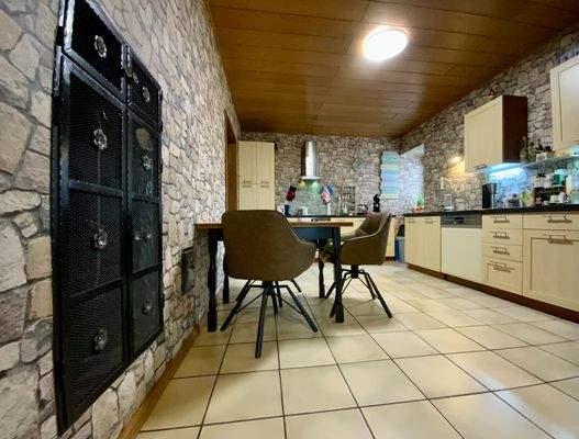 Küche mit Kachelofen