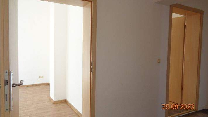 Flur Blick ins Schlafzimmer.JPG