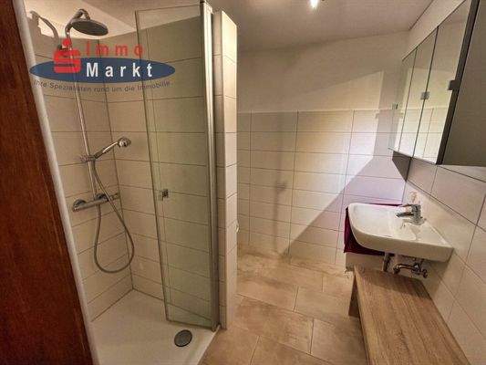 Bad mit bodentiefer Dusche im Souterrain