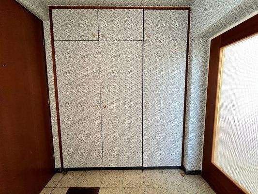 mit Einbauschrank