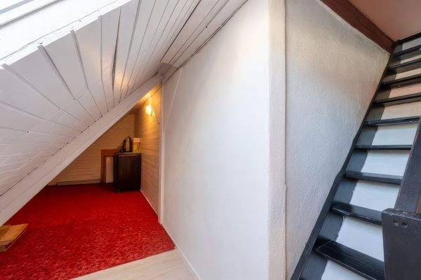 DG. Schrägen Treppe zum Dachspitz