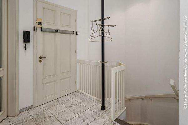 Flurbereich mit zusätzlich gesicherter Haustür und Treppe ins Erdgeschoss