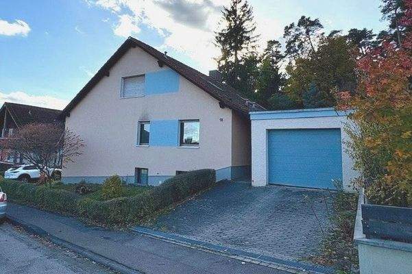 Hausansicht mit Garage