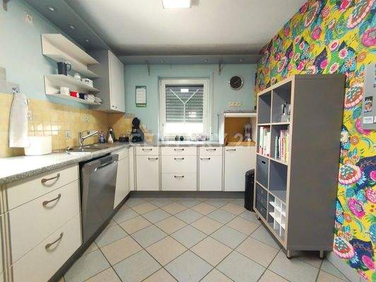 Die Küche aus der Sicht des Flurs