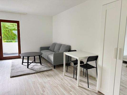 Helles Wohnzimmer mit Möbeln