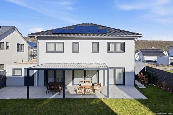 Schön angelegter Garten mit Überdachten Terrasse