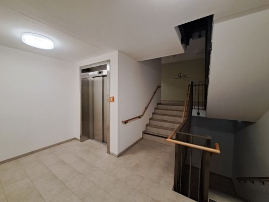 Aufzug und Treppenhaus