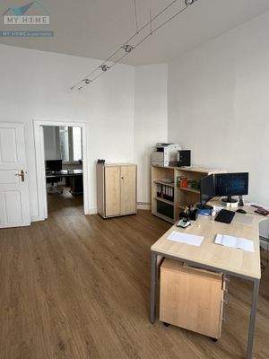 Hauptbüro - Sicht in Nebenbüro