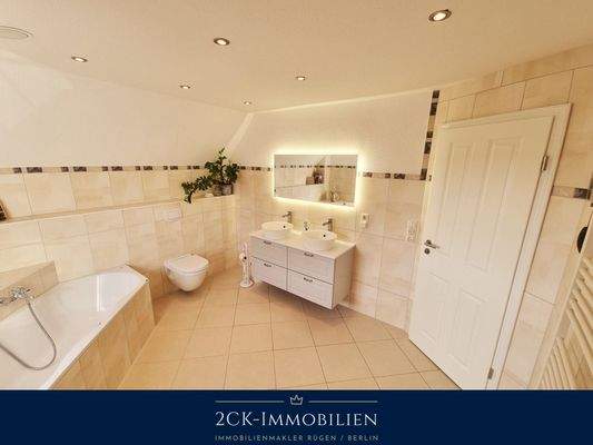 mit Doppelwaschbecken