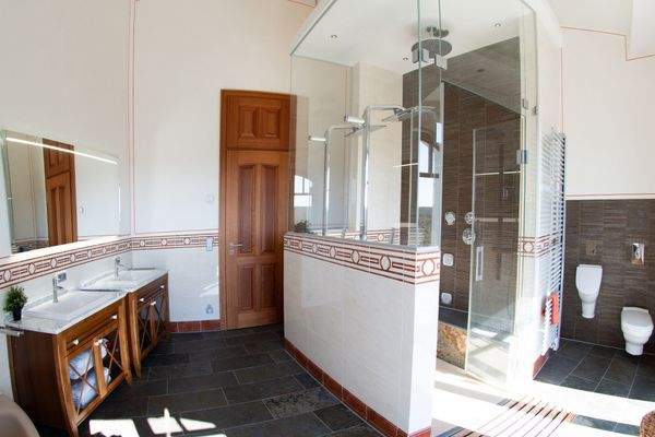 Hauptbad mit Badewanne und Dusche 2